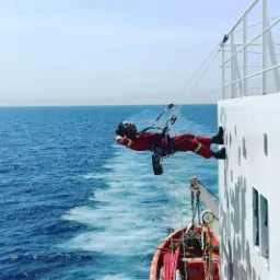 Prace antykorozyjne na statku. Północny Atlantyk