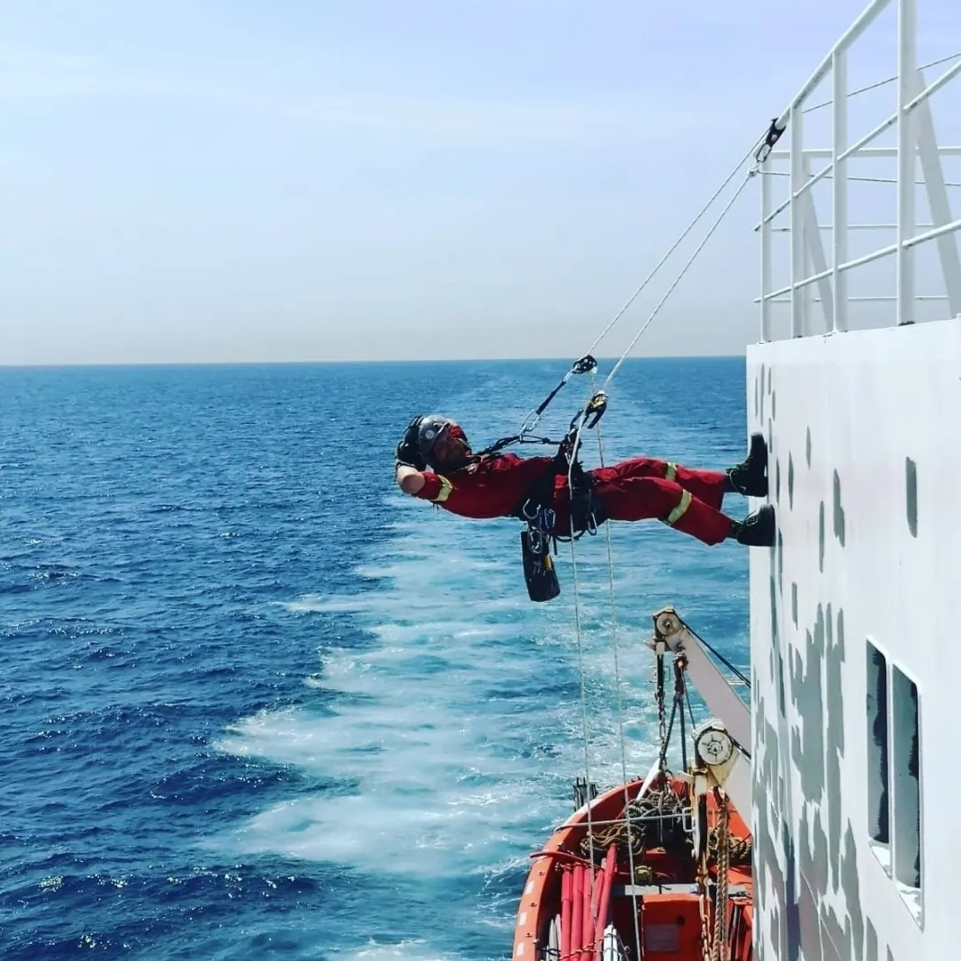 Prace antykorozyjne na statku. Północny Atlantyk