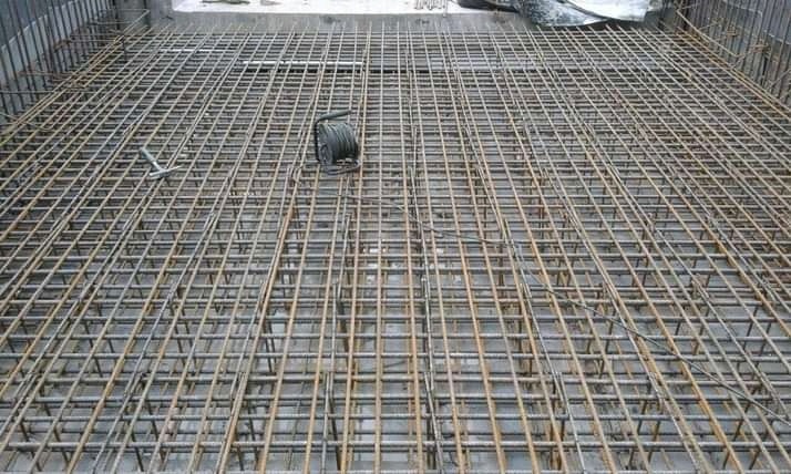 Zbrojenie płyty fundamentowej w Dębicy, widok z góry na siatkę z prętów stalowych, przygotowaną do zalania betonem.