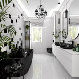 Czarno-biała łazienka z wolnostojącą wanną, czarnymi umywalkami nablatowymi, ozdobnym żyrandolem i roślinami doniczkowymi.