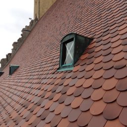 Pokrycie dachówką karpiówką, system  łuska z zachowaniem melanżu odcieni kolorów  - obiekt sakralny Wrocław