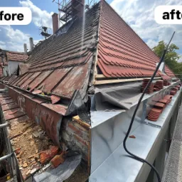 Porównanie stanu dachu przed i po wymianie: po lewej stronie zniszczone, stare dachówki, po prawej nowa, czerwona dachówka ułożona na metalowej obróbce blacharskiej, widoczne rusztowanie.