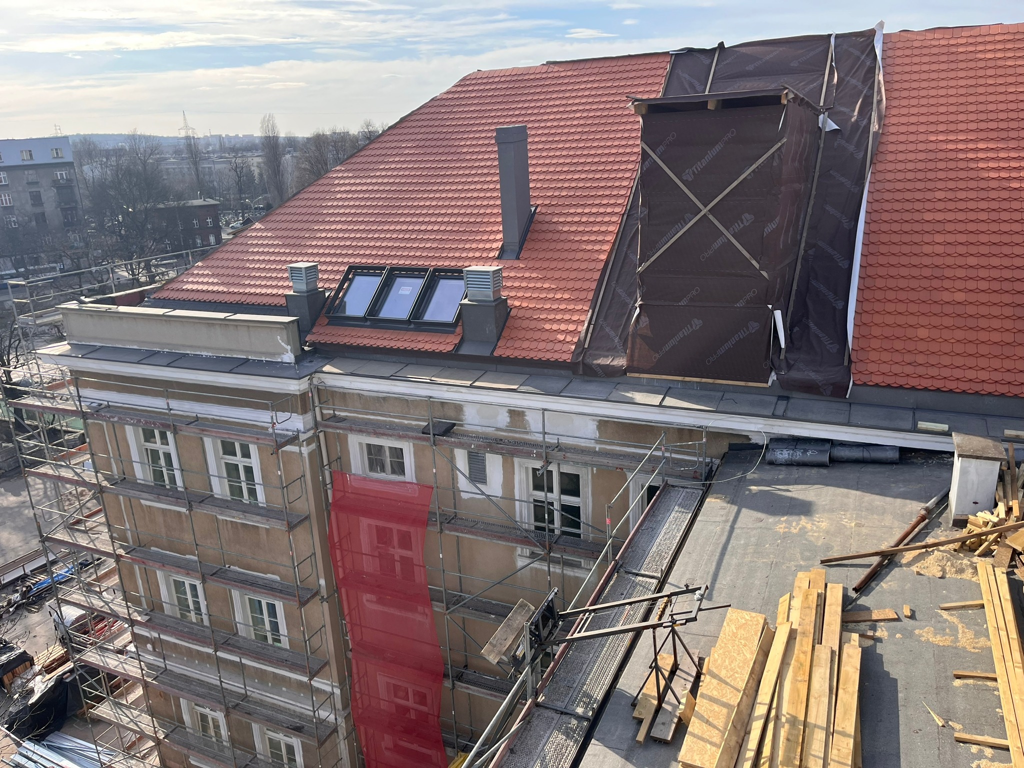 Katowice, szkoła muzyczna, realizacja dla Defero sp.z.o.o. Krycie dachówką karpiówką w układzie koronka, montaż okien