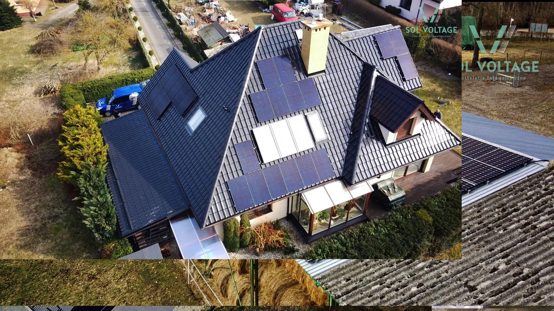 Dom jednorodzinny z ciemną dachówką, na której zamontowano panele słoneczne, widok z lotu ptaka, w tle błękitny samochód dostawczy z logo firmy.