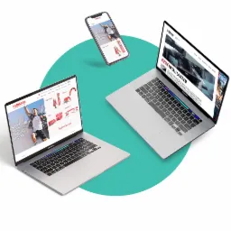 Dwa laptopy i smartfon prezentujące różne strony internetowe na tle turkusowego okręgu, z widocznymi detalami interfejsu użytkownika i brandingiem firm.