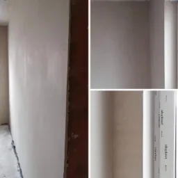 Ściany po nałożeniu gładzi, widoczne nierówności i przygotowanie do dalszych prac wykończeniowych, fragment okna z profilem Aluplast w prawym dolnym rogu.