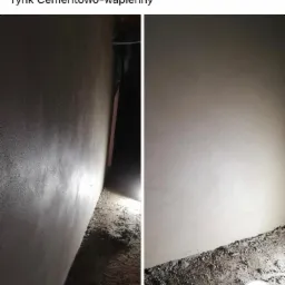 Dwie ściany z nałożonym tynkiem cementowo-wapiennym, jedna oświetlona punktowo, druga w ciemniejszym otoczeniu, widoczny surowy stan podłoża przed wykończeniem.