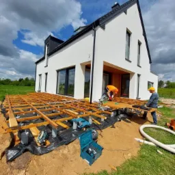 Agrowł&oacute;knina pod tarasem, problem przebijającej się trawy - rozwiązany