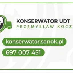Wizytówka konserwatora UDT Przemysława Koczery z Sanoka, z ikoną wózka widłowego, adresem strony internetowej i numerem telefonu, na białym tle z zieloną ramką.