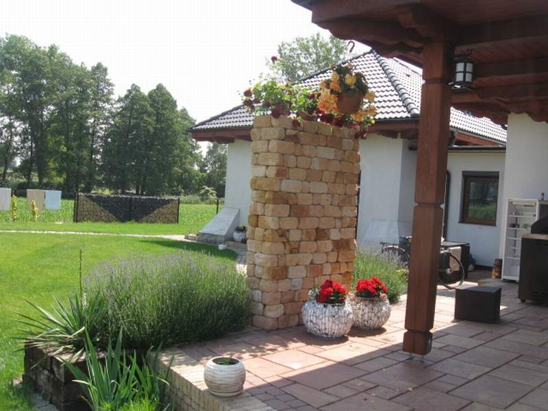 Murek dekoracyjny z cegły z naturalnego kamienia piaskowca.