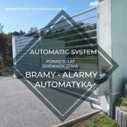 Nowoczesna, automatyczna brama wjazdowa z napisem 'Automatic System' i logo firmy w tle, widok z zewnątrz posesji.