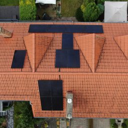 Instalacja fotowoltaiczna wschód-zachód na mikroinwerterach, dzięki czemu można zamaksymalizować uzyski na takich dachach. Plus możliwa dowolna rozbudowa instalacji.