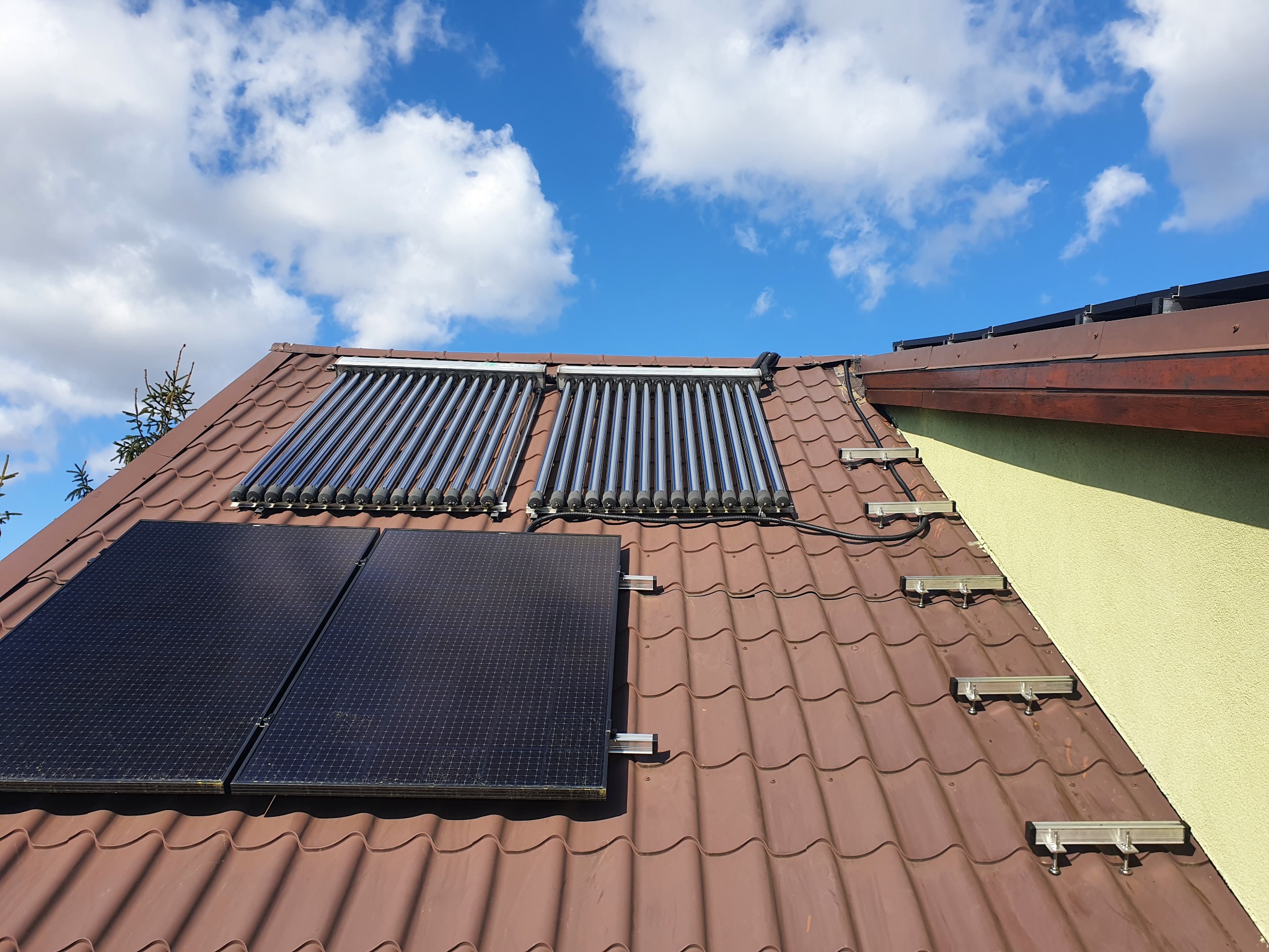 Mała część instalacji 6,5kW na optymalizatorach wraz z solarami