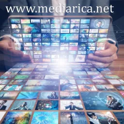 Tablet wyświetlający siatkę różnych obrazów, trzymany przez dłonie w garniturze na drewnianym stole, z efektem świetlnym i grafiką sieciową w tle.