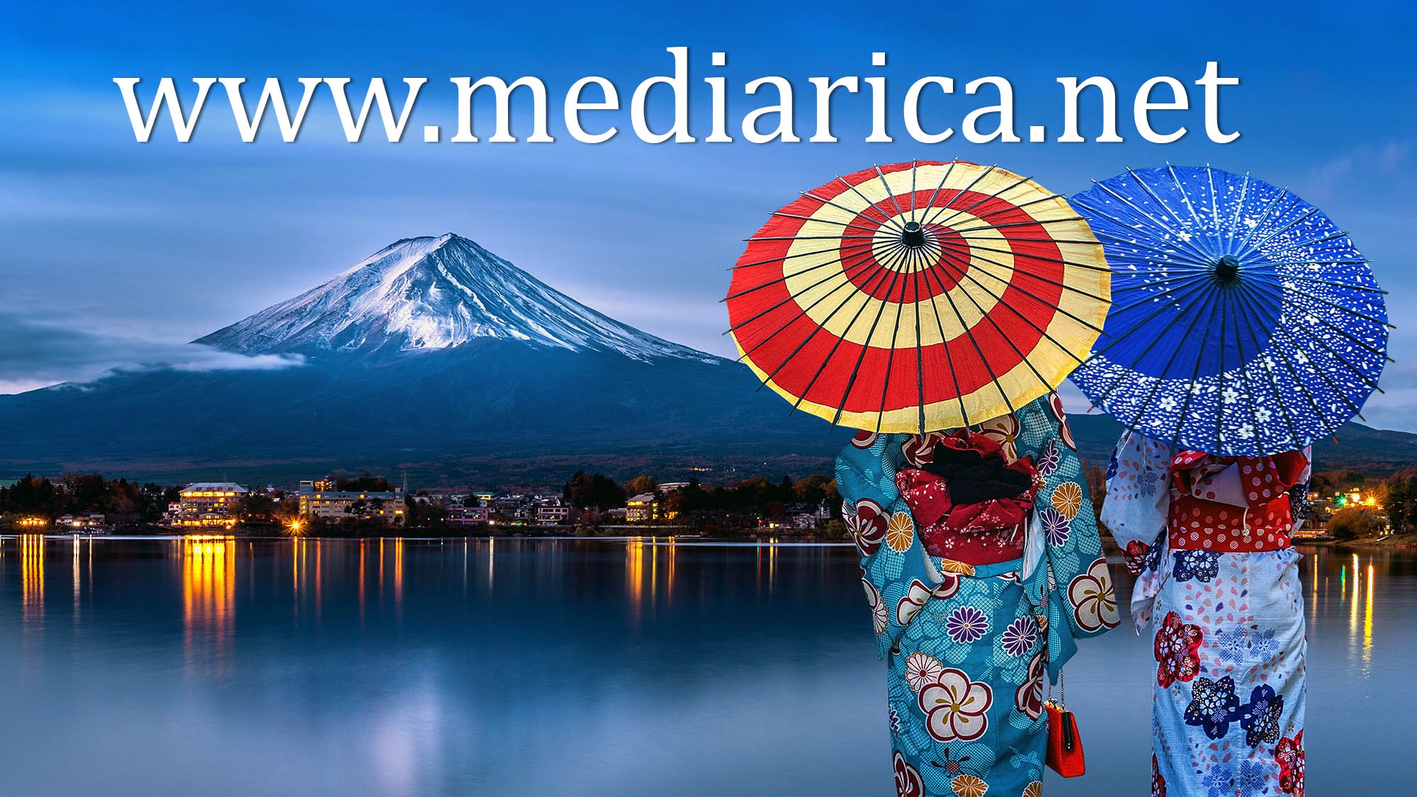 Dwie kobiety w kimonach i z parasolkami stoją nad jeziorem z widokiem na górę Fudżi; na zdjęciu widoczny jest adres strony internetowej.