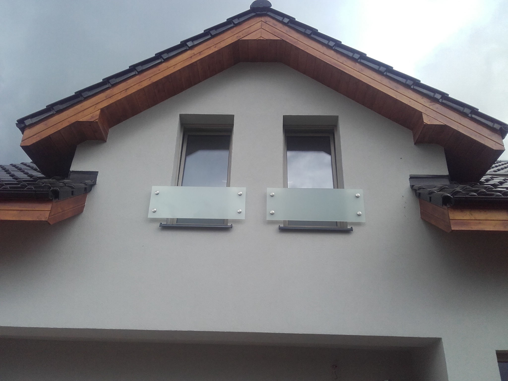 Balustrada francuska/okienna, szyba mleczna 442 montowana na rotulach.