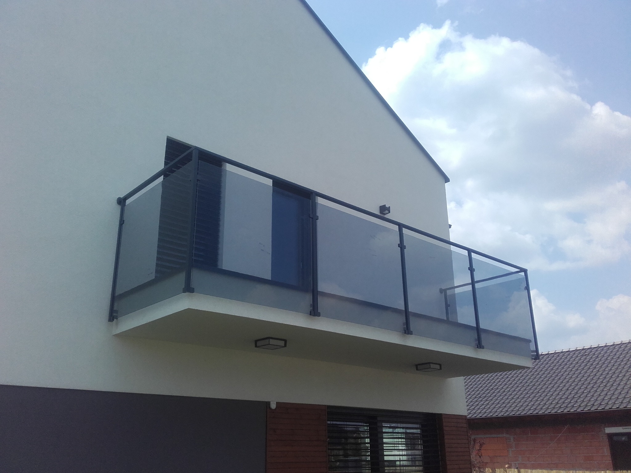 Balustrada balkonowa słupek 40x40 pochwyt 50x30 szyba 442 grafit