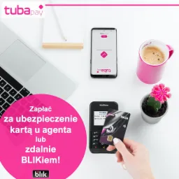 Terminal płatniczy Verifone z kartą zbliżeniową w dłoni, obok laptop, smartfon, notatnik, długopis, kawa w różowym kubku i kaktus na białym tle. Widoczny napis 'Zapłać za ubezpieczenie kartą u...