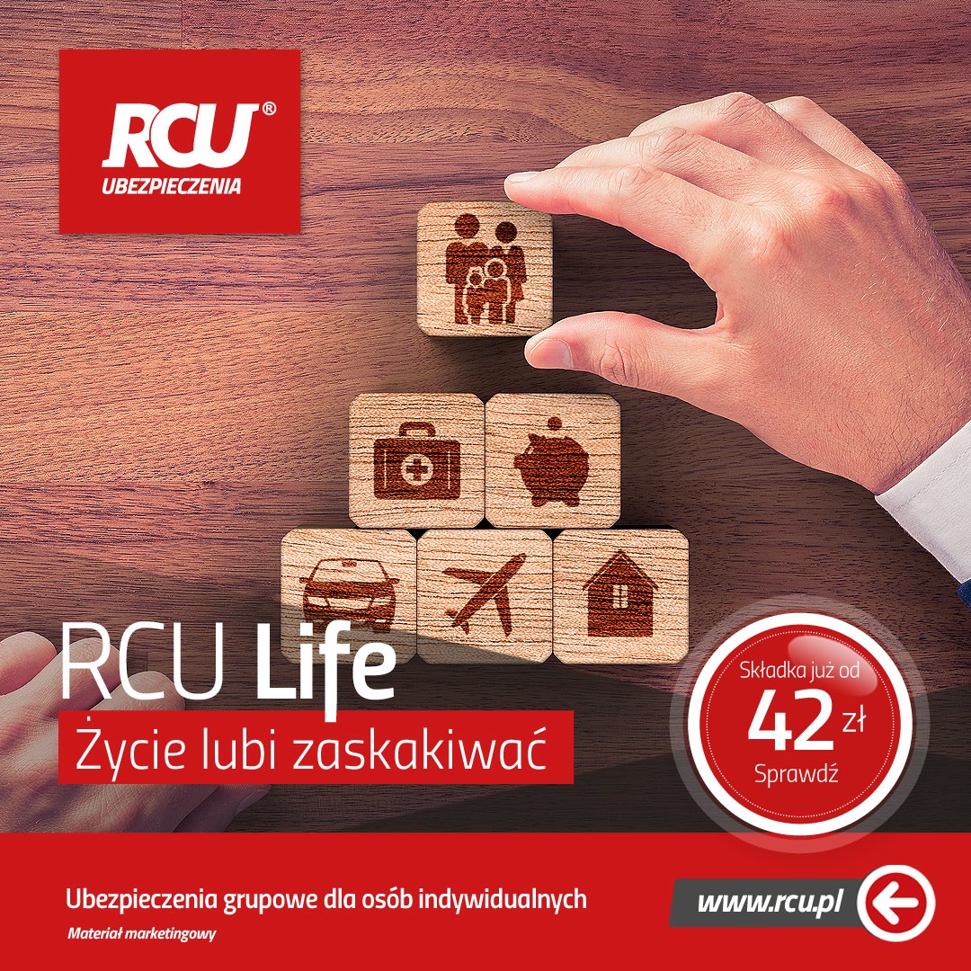 Układanka z drewnianych kostek z ikonami: rodzina, apteczka, skarbonka, samochód, samolot, dom, uzupełniana ręką, logo RCU Ubezpieczenia w tle, oferta 'RCU Life. Życie lubi zaskakiwać'