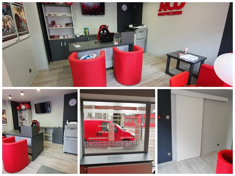 Wnętrze biura z czerwonymi krzesłami i logo firmy ubezpieczeniowej na ścianie, widok na ulicę z czerwonym samochodem dostawczym.