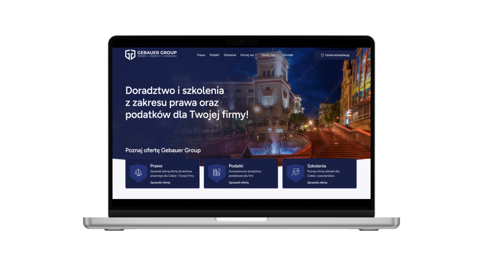 Laptop wyświetlający stronę internetową firmy doradczej Gebauer Group, z ofertą prawa, podatków i szkoleń na tle nocnego widoku miasta.