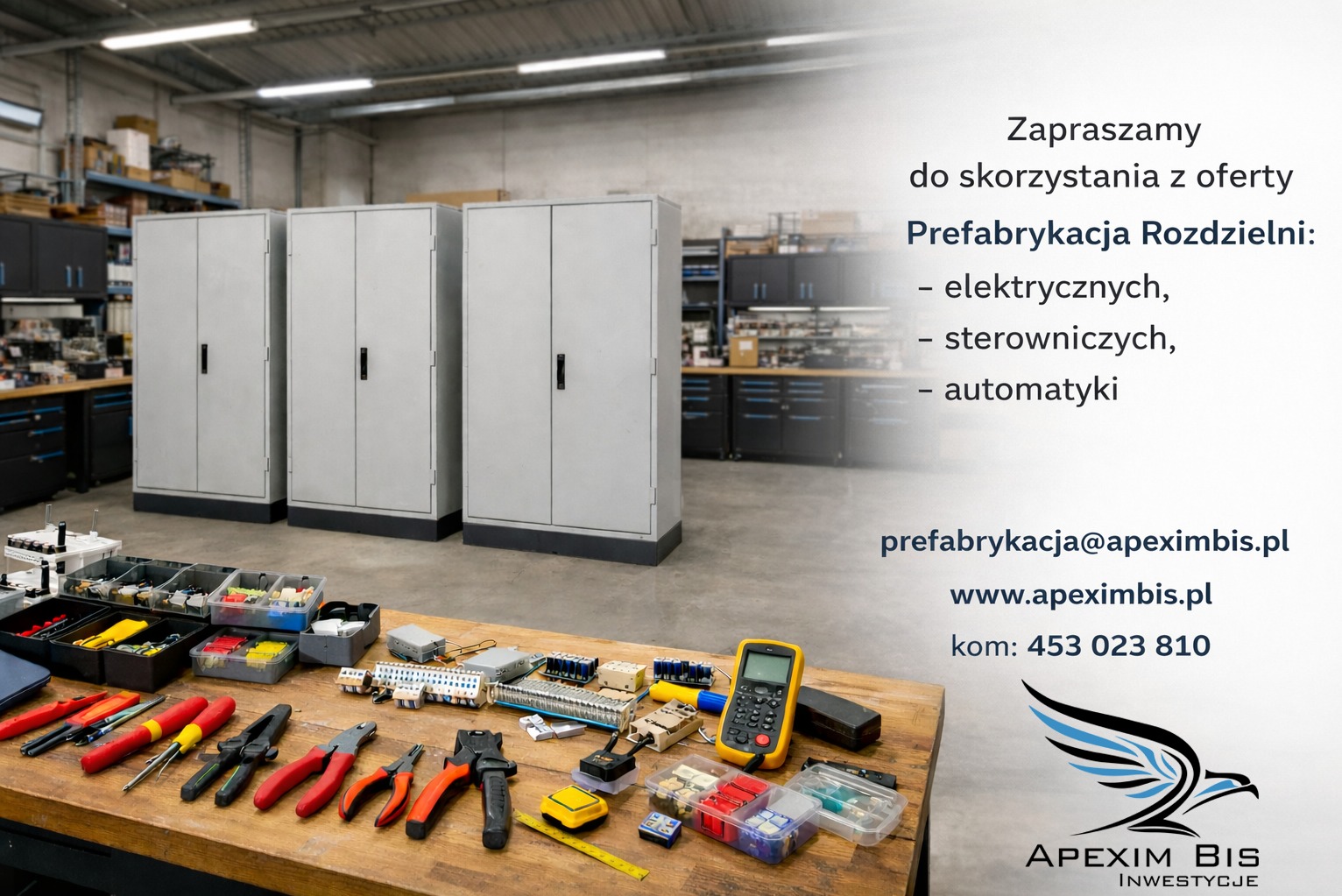 Warsztat z narzędziami i elementami elektrycznymi na drewnianym stole, w tle szafy rozdzielcze. Prefabrykacja rozdzielni elektrycznych, sterowniczych i automatyki.