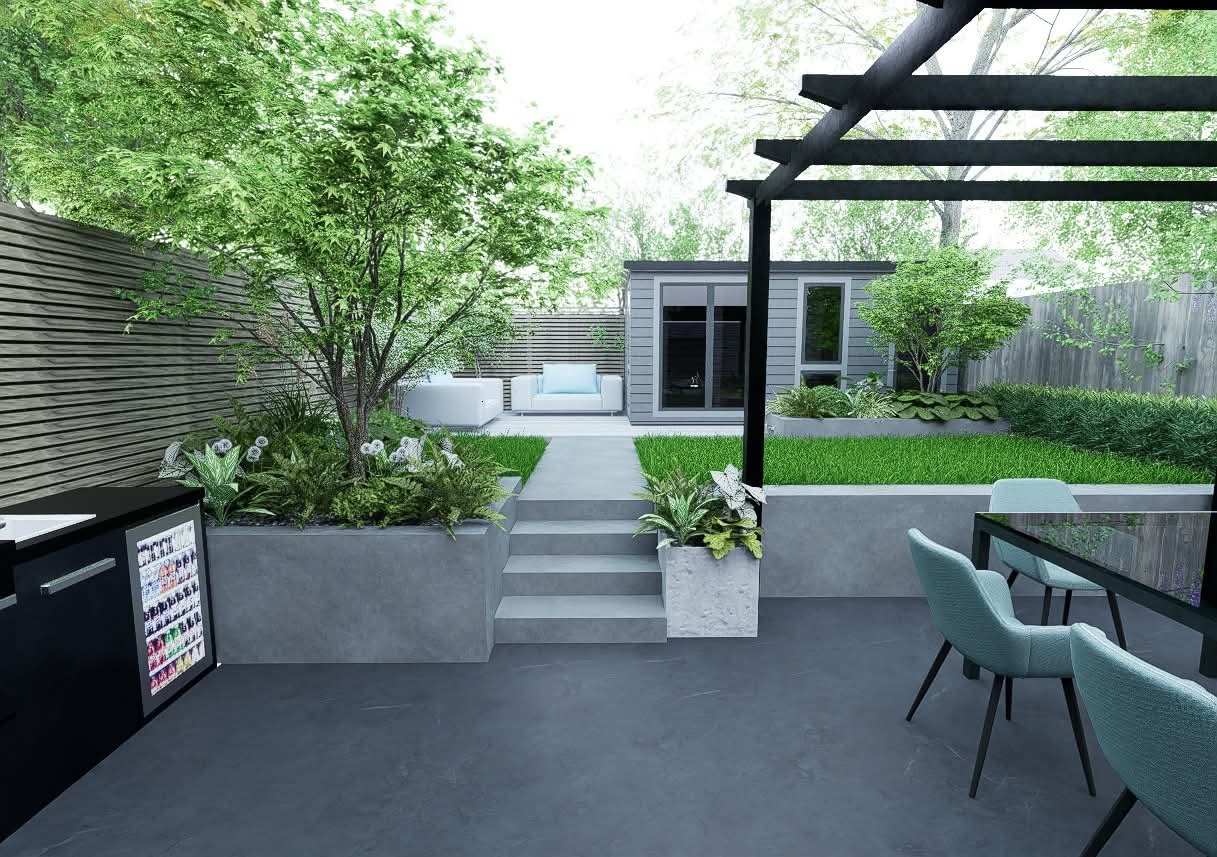 Nowoczesny ogród z minimalistycznym designem, szara kostka brukowa, meble ogrodowe, zielona trawa i roślinność, pergola z czarnych belek, zewnętrzna zabudowa kuchenna z lodówką na napoje.