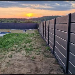 Malowanie ogrodzenia betonowego.