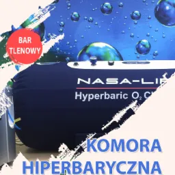 Komora hiperbaryczna NASA-LIF z napisem 'Hyperbaric O2 C', na tle grafiki z bąbelkami i kulami ziemskimi, obok widoczny napis 'Bar Tlenowy' oraz dane kontaktowe i logo 'Moc Tlenu'.