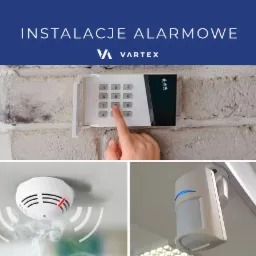 Panel sterowania systemem alarmowym na ścianie z cegły, dłoń naciska przycisk, czujnik dymu z symulacją dymu, czujnik ruchu z niebieskim światłem.