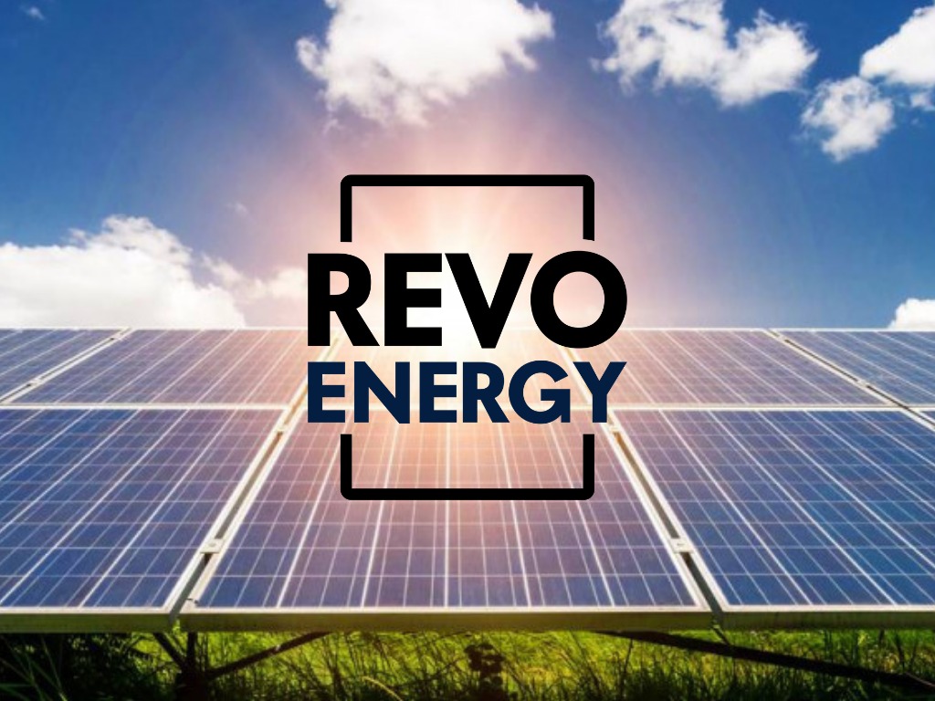 Logo firmy Revo Energy na tle paneli słonecznych i błękitnego nieba z chmurami.