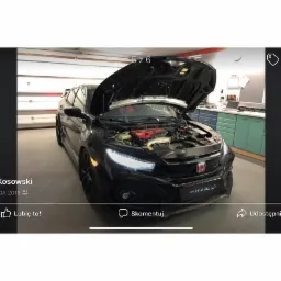 Czarny samochód Honda Civic z otwartą maską prezentujący czerwony silnik; widoczne elementy instalacji LPG.