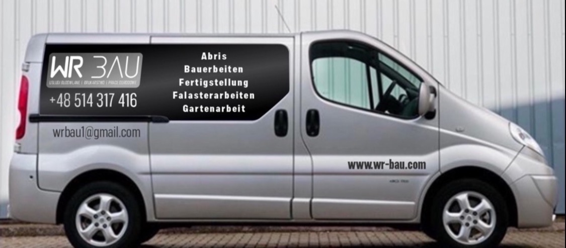Srebrny samochód dostawczy z naklejonym logo firmy WR BAU oferującej usługi budowlane, brukarskie i ogrodowe, wraz z numerem telefonu i adresem e-mail.
