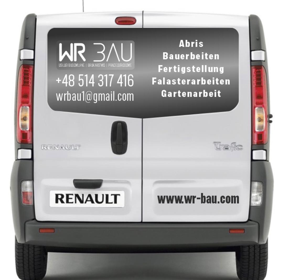 Tył białego samochodu dostawczego Renault Trafic z naklejonym logo firmy WR BAU oferującej usługi budowlane, brukarskie i prace ogrodowe oraz kontakt telefoniczny i adres e-mail, a także listę...