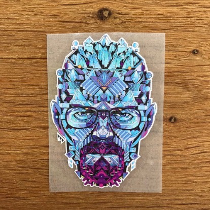 Naklejka z geometrycznym portretem Waltera White'a w odcieniach niebieskiego i fioletu, wykonana w Piasecznie.