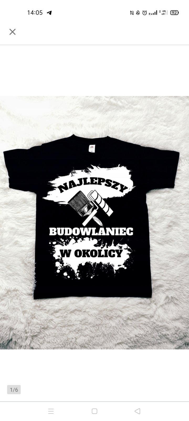 Czarna koszulka z białym nadrukiem 'Najlepszy budowlaniec w okolicy' oraz grafiką pędzla i wałka na tle białego, puszystego materiału.