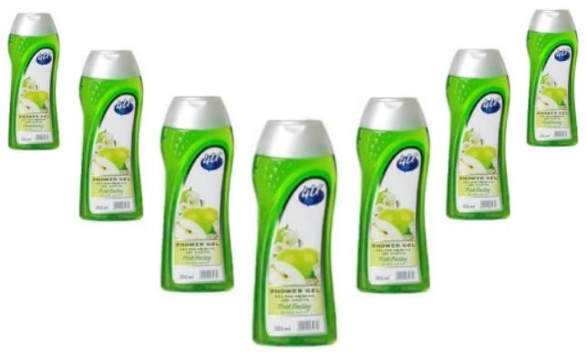 Kilka butelek zielonego żelu pod prysznic z motywem gruszki, oferowanego w Dzikowie, ustawionych na białym tle.