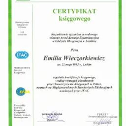 Skan certyfikatu księgowego wydanego przez Stowarzyszenie Księgowych w Polsce, potwierdzającego kwalifikacje Pani Emilii Wieczorkiewicz, z podpisami Katarzyny Górskiej (Dyrektor) i Stefana...