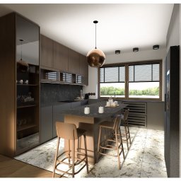 smag design - Nowoczesna kuchnia z wyspą i hokerami, utrzymana w stonowanej kolorystyce brązów i szarości. Marmurowy blat i podłoga dodają elegancji. Widok na zewnątrz przez okno.