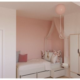 smag design - Pokój dziecięcy w odcieniach różu z łóżkiem, baldachimem i szafą. Na łóżku poduszki dekoracyjne, w tym jedna z motywem żyrafy. Pastelowa kolorystyka, minimalistyczny styl.