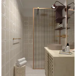 Wizualizacja łazienki z beżowymi kwadratowymi płytkami, kabiną prysznicową z metalową ramą, umywalką na drewnianej szafce z ażurowymi drzwiczkami i ręcznikami ułożonymi na kamiennym stołku.