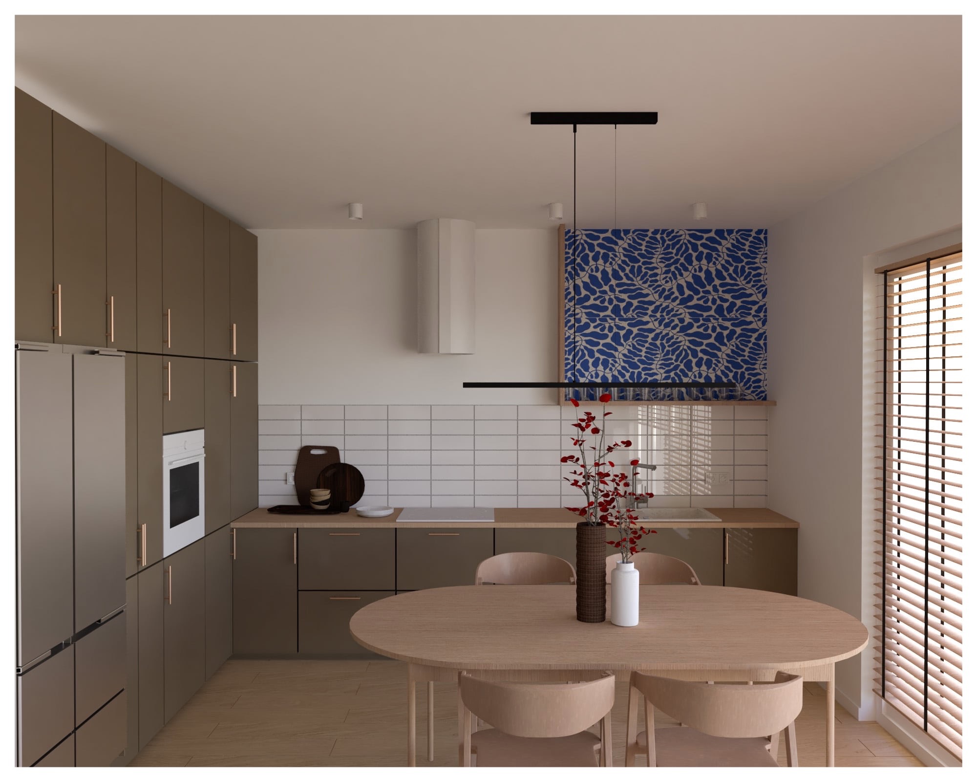 Nowoczesna kuchnia z drewnianym stołem i krzesłami, brązowe szafki, białe płytki i niebieski panel dekoracyjny nad blatem. Minimalistyczne oświetlenie.