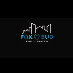 Logo firmy budowlanej Fox Bud Karol Ciesielski, przedstawiające zarys budynków na tle czerni, nazwa firmy w kolorze niebieskim z motywem lisa.