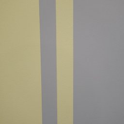 Gduli-Bud - Fragment ściany pomalowanej w pionowe pasy w odcieniach szarości i jasnego beżu.