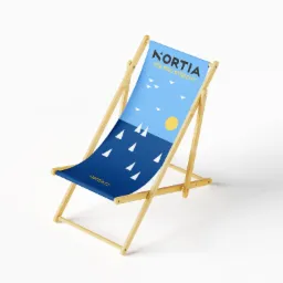 Drewniany leżak plażowy z nadrukowanym motywem morza, słońca i logotypem firmy Nortia na białym tle.