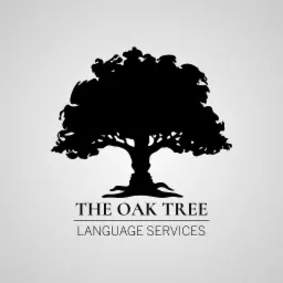 Czarno-białe logo firmy The Oak Tree Language Services przedstawiające stylizowany dąb, którego korzenie i pień tworzą profile twarzy skierowane ku sobie.