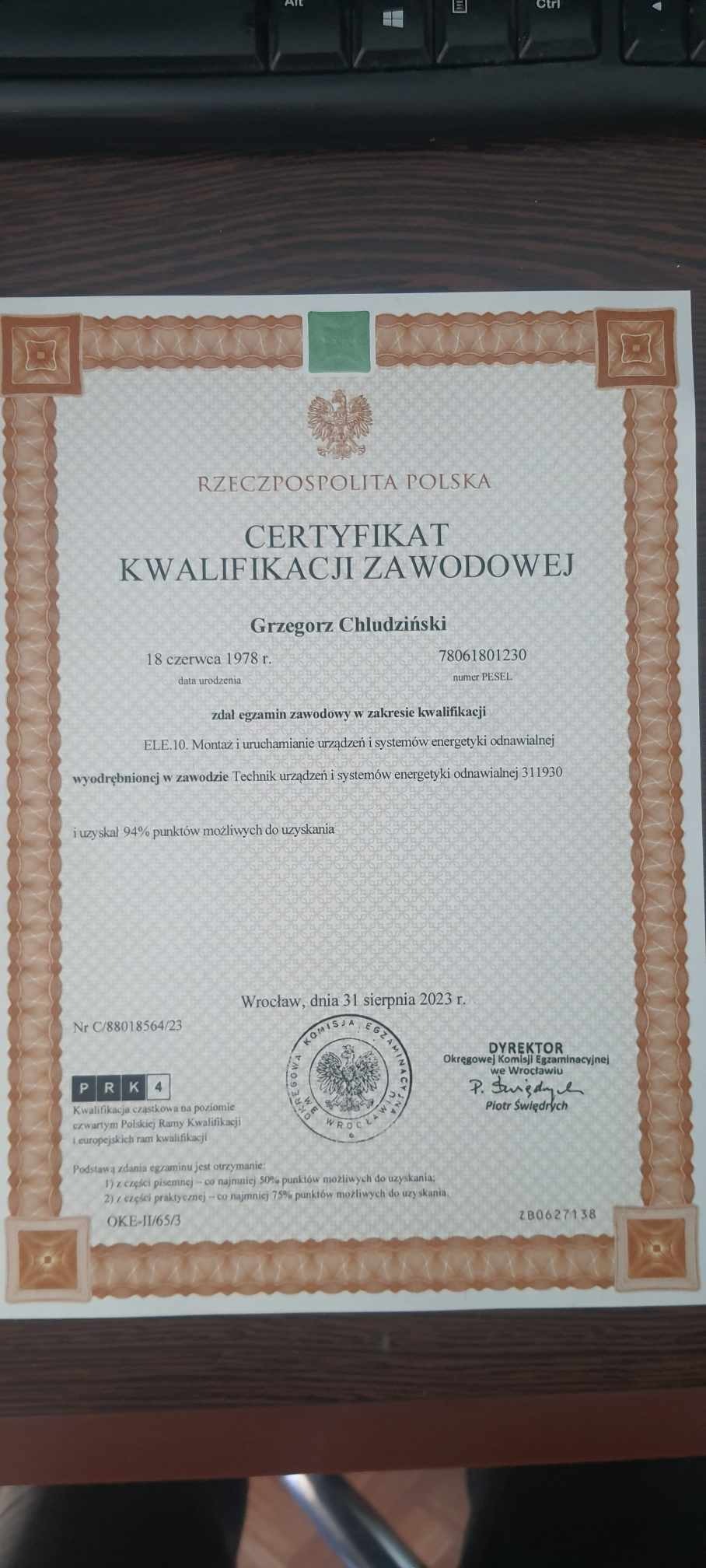 Certyfikat kwalifikacji zawodowej Grzegorza Chludzińskiego w zakresie montażu i uruchamiania urządzeń energetyki odnawialnej, wydany we Wrocławiu, 31 sierpnia 2023.