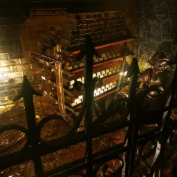 Wnętrze skarbca z ułożonymi sztabami złota na regałach, widziane przez ozdobną, metalową kratę, z figurką krasnala w prawym górnym rogu.