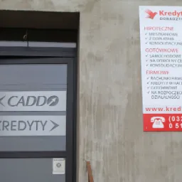 Wejście do biura kredytowego z szyldem 'CADDO KREDYTY' i tablicą informacyjną 'Kredyty Zabrze' z ofertą kredyt&oacute;w hipotecznych, got&oacute;wkowych i firmowych.