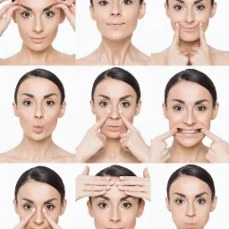 Kobieta wykonująca serię ćwiczeń twarzy, prezentowana w formie kolażu dziewięciu zbliżeń na białym tle.